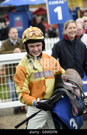 Jockey Sean Bowen nach dem Gewinn des Mares' Handicap Hurdle Race coral.co.uk auf Ron's Dream beim Ladies Day des Coral Scottish Grand National Festivals auf der Ayr Racecourse. Stockfoto