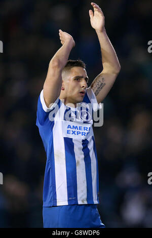 Anthony Knockaert von Brighton und Hove Albion applaudiert den Fans, als er den Sieg nach dem letzten Pfiff während des Sky Bet Championship-Spiels im AMEX Stadium in Brighton feiert. Stockfoto