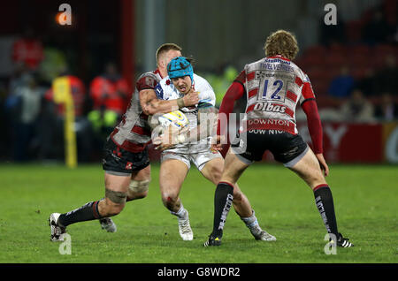 Ross Moriarty (links) von Gloucester Rugby kämpft gegen Jack Nowell von Exeter Chiefs während des Premiership-Spiels von Aviva im Kingsholm Stadium in Gloucester. Stockfoto