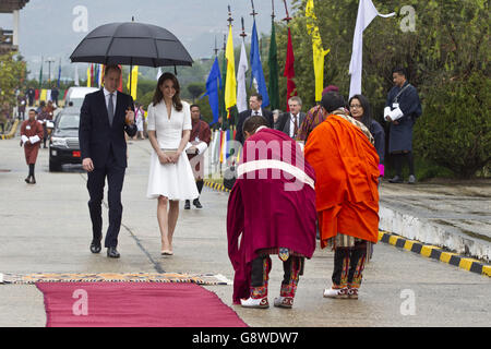 Der Herzog und die Herzogin von Cambridge am Flughafen Paro in Bhutan, bevor sie ihren Flug nach Agra für ihren Besuch im Taj Mahal besteigen. Stockfoto