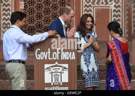 Der Herzog und die Herzogin von Cambridge während einer Tour des Taj Mahal in Agra, Indien während des siebten Tages der Königlichen Tour nach Indien und Bhutan. Stockfoto