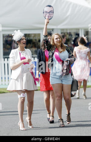 Ayr Races - Coral Scottish Grand National - Scottish Grand National Day. Frau genießt den Tag während des Scottish Grand National Day beim Coral Scottish Grand National Festival auf der Ayr Racecourse. Stockfoto