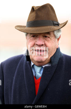 Trainer Sir Michael Stoute während des Duty Free Spring Samstags in Dubai auf der Chelmsford City Racecourse. Stockfoto