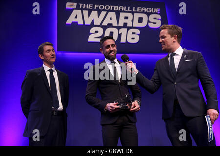 Marco Matias vom Mittwoch in Sheffield teilt einen Witz mit Moderator Simon Thomas (rechts), als er das Mitre-Tor des Jahres von Mitre Head of National Field Sales Chris Degnan bei den Football League Awards, die heute Abend in Manchester stattfinden, erhält. Stockfoto