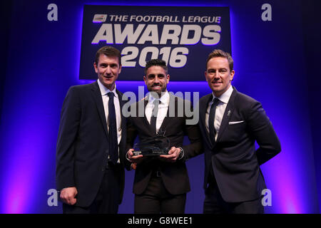 Marco Matias vom Mittwoch in Sheffield erhält das Mitre-Tor des Jahres, das von Mitre Head of National Field Sales Chris Degnan (links) und Moderator Simon Thomas (rechts) bei den Football League Awards heute Abend in Manchester verliehen wurde. Stockfoto