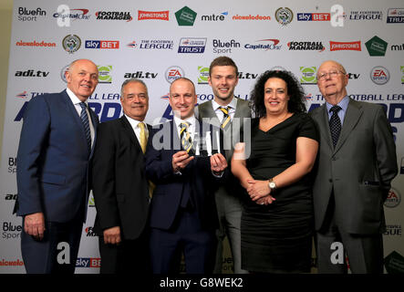 Burton Albion Chairman Ben Robinson (zweite links) Und Kollegen sammeln den Community Club des Jahres - Midlands für Burton Albion bei den Football League Awards 2016 Stockfoto