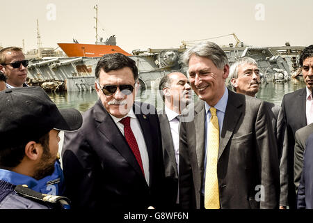 Außenminister Philip Hammond, rechts, besucht während seines Besuchs in Tripolis, Libyen, einen Marinestützpunkt mit dem designierten libyschen Ministerpräsidenten Fayez Sarraj. Stockfoto