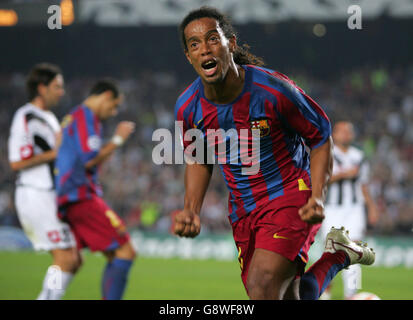 Fußball - UEFA Champions League - Gruppe C - Barcelona gegen Udinese - Nou Camp. Barcelonas Ronaldinho feiert seinen Hattrick Stockfoto