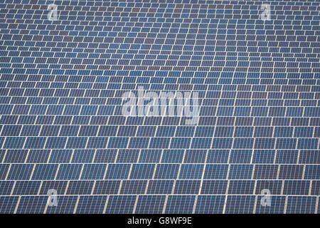 Solar-Panel erzeugt grüne, umweltfreundliche Energie aus der Sonne. Stockfoto