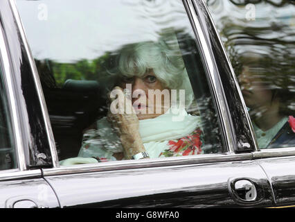 Ronnie Corbetts Frau Anne Hart kommt zu seinem Trauerdienst in der St. John the Evangelist Church, in der Nähe des Hauses des verstorbenen Komikers in Shirley, Croydon, im Süden Londons. Stockfoto