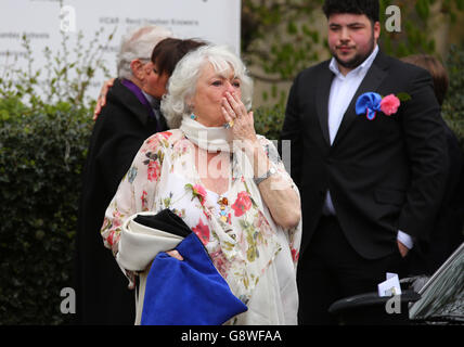 Ronnie Corbetts Frau Anne Hart kommt zu seinem Trauerdienst in der St. John the Evangelist Church, in der Nähe des Hauses des verstorbenen Komikers in Shirley, Croydon, im Süden Londons. Stockfoto