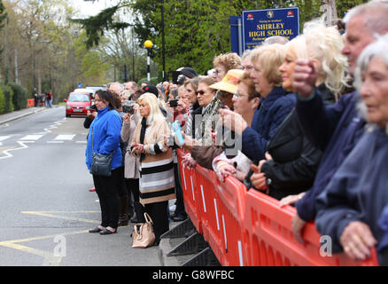 Vor dem Begräbnis von Ronnie Corbett versammeln sich die Mitglieder der Öffentlichkeit vor der Kirche St. Johannes der Evangelist in Shirley, Croydon. Stockfoto