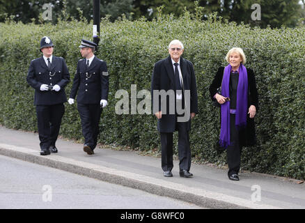 Sir Michael Parkinson und Lady Mary Parkinson kommen zur Beerdigung von Ronnie Corbett in der St. John the Evangelist Church, in der Nähe des Hauses des verstorbenen Komikers in Shirley, Croydon, im Süden Londons. Stockfoto