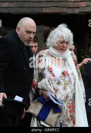 Ronnie Corbetts Frau Anne Hart kommt zu seinem Trauerdienst in der St. John the Evangelist Church, in der Nähe des Hauses des verstorbenen Komikers in Shirley, Croydon, im Süden Londons. Stockfoto