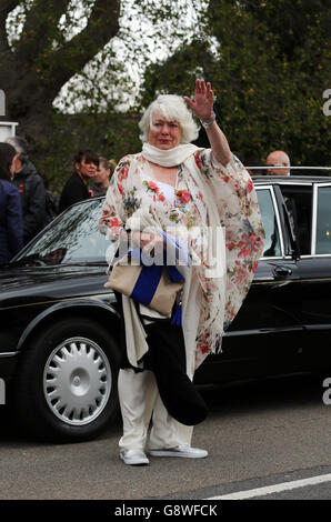 Ronnie Corbetts Frau Anne Hart kommt zu seinem Trauerdienst in der St. John the Evangelist Church, in der Nähe des Hauses des verstorbenen Komikers in Shirley, Croydon, im Süden Londons. Stockfoto