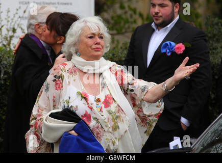 Ronnie Corbetts Frau Anne Hart kommt zu seinem Trauerdienst in der St. John the Evangelist Church, in der Nähe des Hauses des verstorbenen Komikers in Shirley, Croydon, im Süden Londons. Stockfoto