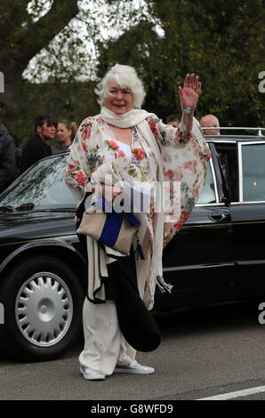 Ronnie Corbetts Frau Anne Hart kommt zu seinem Trauerdienst in der St. John the Evangelist Church, in der Nähe des Hauses des verstorbenen Komikers in Shirley, Croydon, im Süden Londons. Stockfoto