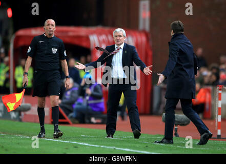 Stoke City Manager Mark Hughes ist frustriert auf der Touchline neben Tottenham Hotspur Manager Mauricio Pochettino während des Barclays Premier League-Spiels im Britannia Stadium, Stoke-on-Trent. Stockfoto