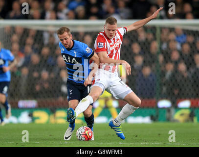 Tottenham Hotspur's Harry Kane (links) und Ryan Shawcross von Stoke City kämpfen während des Barclays Premier League-Spiels im Britannia Stadium, Stoke-on-Trent, um den Ball. Stockfoto