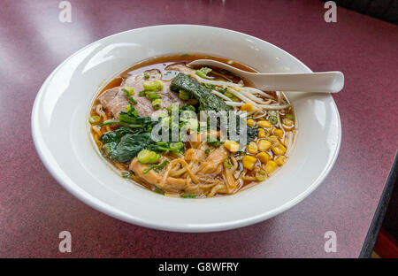 Ramen (auch genannt Larmen), hier mit Nudeln, Fleisch, Mais, Gemüse in einer Brühe, die dauert 6 Stunden zu machen. Stockfoto