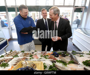 Peter Whittle (Mitte), Ukips Londoner Bürgermeisterkandidat und Parteichef Nigel Farage (rechts) treffen den Fischhändler Simon Ashman während eines Wahlkampfbesuchs in Bromley im Süden Londons. Stockfoto