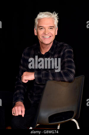 Phillip Schofield in den Music Rooms in New Cross Gate, London, als er ankündigt, dass er zwei Songs aus dem Hit-Musical Joseph und The Amazing Technicolor Dreamcoat für eine Tour zu Rittern und Dames der Unterhaltungsindustrie aufführen wird, Mit Musik von Joseph Komponisten Lord Andrew Lloyd-Webber und Sir Tim Rice, Sir Elton John, Sir Cliff Richard, Dame Shirley Bassey und Sir Paul McCartney unter anderem. Stockfoto