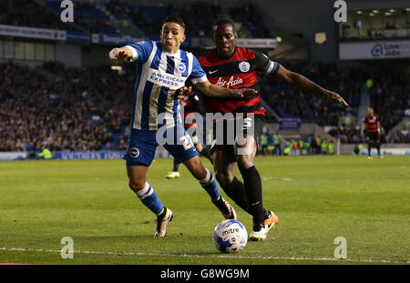 Anthony Knockaert von Brighton und Hove Albion kämpft während des Sky Bet Championship-Spiels im AMEX Stadium in Brighton mit Nedum Onouha der Queens Park Rangers (rechts) um den Ballbesitz. Stockfoto