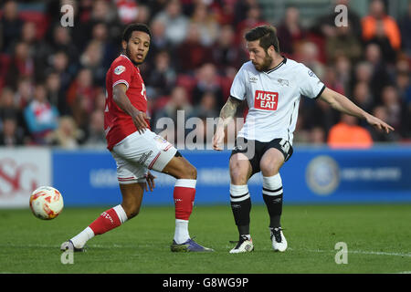 Bristol City / Derby County - Sky Bet Championship - Ashton Gate. Korey Smith von Bristol City (links) und Jacob Butterfield von Derby County (rechts) kämpfen um den Ball Stockfoto