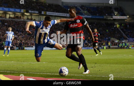 Anthony Knockaert von Brighton und Hove Albion kämpft während des Sky Bet Championship-Spiels im AMEX Stadium in Brighton mit Nedum Onouha der Queens Park Rangers (rechts) um den Ballbesitz. Stockfoto