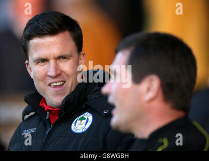 Wigan Athletic Manager Gary Caldwell (links) spricht mit Burton Albion Manager Nigel Clough vor dem Kick-off während des Sky Bet League One Matches im Pirelli Stadium, Burton-on-Trent. Stockfoto