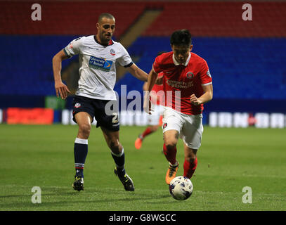 Bolton Wanderers / Charlton Athletic - Sky Bet Championship - Macron Stadium. Darren Pratley von Bolton Wanderers (links) und Yun Suk-Young von Charlton Athletic kämpfen um den Ball. Stockfoto