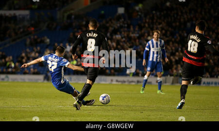 Anthony Knockaert von Brighton und Hove Albion erzielt das vierte Tor seines Spielers, obwohl er während des Sky Bet Championship-Spiels im AMEX Stadium in Brighton abrutschte. Stockfoto