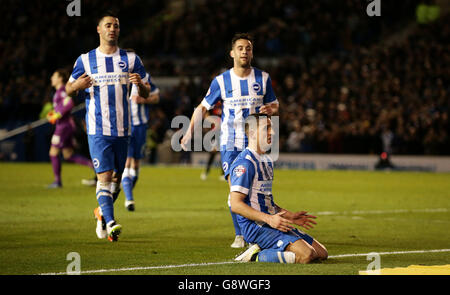 Anthony Knockaert von Brighton und Hove Albion feiert das vierte Tor seines Spielers während des Sky Bet Championship-Spiels im AMEX Stadium in Brighton. Stockfoto