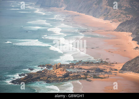 Sandy Castelejo Strand, berühmter Ort zum Surfen, Region Algarve, Portugal Stockfoto