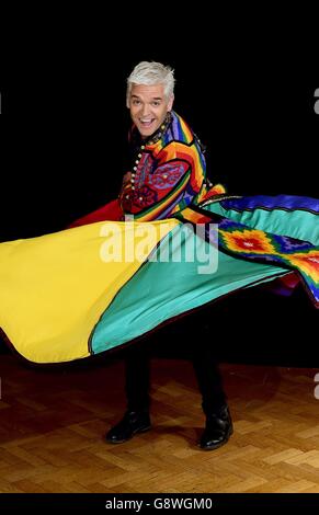 Phillip Schofield modelliert seinen alten Technicolor-Traummantel in den Music Rooms in New Cross Gate, London, während er sich darauf vorbereitet, die Rolle für eine spezielle Kurztour wiederzubeleben. Stockfoto