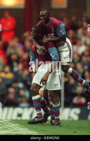 Dwight Yorke von Aston Villa (rechts) feiert das Siegtor mit Teamkollege Ugo Ehiogu (links) Stockfoto