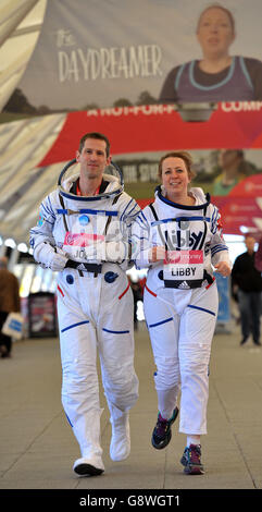 Weltraumexperten und Guinness Weltrekordhalter Dr. Jonathan Scott und Libby Jackson eröffnen die Virgin Money London Marathon Expo 2016 im Excel Exhibition Centre, Royal Victoria Dock, London. Stockfoto