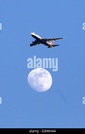 Reading V Hull City - Sky Bet Championship - Madejski Stadium. Ein Flugzeug von British Airways fliegt über den Kopf und scheint über dem Mond zu sein Stockfoto