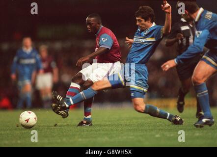 Dwight Yorke (links) von Aston Villa feuert in einem Schuss vor Evertons Slaven Bilic (rechts) kann es angehen Stockfoto