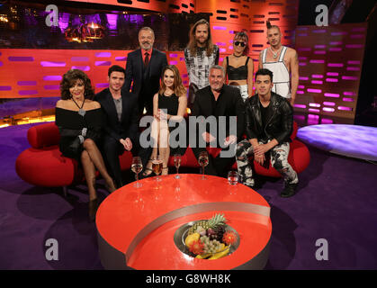 (Von links nach rechts) Joan Collins, Richard Madden, Graham Norton, Lily James, Jack Lawless, Paul Hollywood, JinJoo Lee, Joe Jonas und Cole Whittle posieren gemeinsam nach den Dreharbeiten zur Graham Norton Show in den Londoner Studios, die morgen auf BBC1 ausgestrahlt werden. Stockfoto