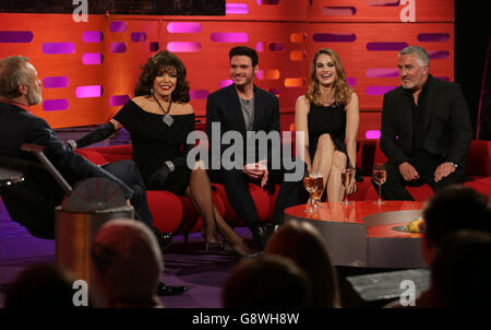 (Von links nach rechts) Joan Collins, Richard Madden, Lily James und Paul Hollywood während der Dreharbeiten zur Graham Norton Show in den London Studios in London, die morgen auf BBC1 ausgestrahlt werden. Stockfoto