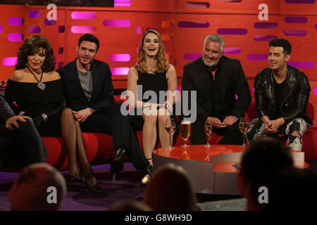 (Von links nach rechts) Joan Collins, Richard Madden, Lily James, Paul Hollywood und Joe Jonas während der Dreharbeiten zur Graham Norton Show in den London Studios in London, die morgen auf BBC1 ausgestrahlt werden. Stockfoto