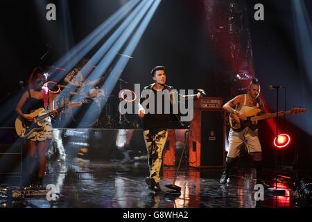 (Von links nach rechts) JinJoo Lee, Joe Jonas und Cole Whittle von der amerikanischen Pop-Rock-Band DNCE treten während der Dreharbeiten zur Graham Norton Show in den London Studios in London auf, die morgen auf BBC1 ausgestrahlt werden. Stockfoto