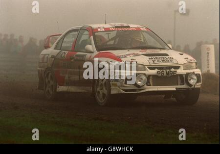 Tommi Makinen und Seppo Harjanne fahren durch den Nebel Stockfoto