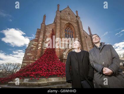 Der Künstler Paul Cummins (links) und der Installationskünstler Tom Piper mit ihrer Weeping Window Skulptur aus Keramikmohn in der St Magnus Cathedral in Orkney, Schottland. Stockfoto