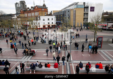 Arsenal gegen West Bromwich Albion - Barclays Premier League - Emirates Stadium. Arsenal-Fans versammeln sich vor dem Spiel vor dem Boden Stockfoto