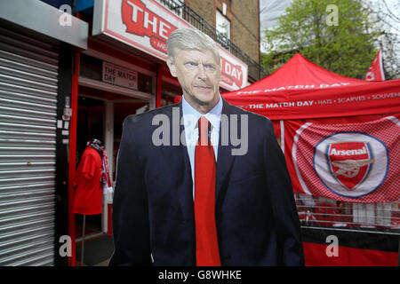 Arsenal gegen West Bromwich Albion - Barclays Premier League - Emirates Stadium. Ein lebensgroßer Ausschnitt von Arsenal-Manager Arsene Wenger zwischen Merchandise-Ständen außerhalb des Bodens, der vor dem Spiel gesehen wurde Stockfoto