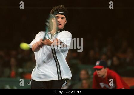 Tennis - ATP Tour Championship - Hannover, Deutschland. Carlos Moya spielt einen Zweihandschuss Stockfoto