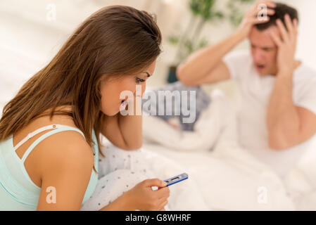 Unglückliche Frau mit Schwangerschaftstest Stockfoto