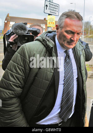 Ian Crabbe, Senior General Management bei Merlin, Ankunft im North Staffordshire Justice Center in Newcastle-under-Lyme, Wo der Betreiber von Alton Towers ein Schuldbekenntnis gegen eine Anklage wegen Verstoßes gegen den Health and Safety at Work Act wegen des Zusammenbruchs der Smiler-Achterbahn im Juni letzten Jahres, bei dem fünf Menschen schwer verletzt wurden, angab. Stockfoto